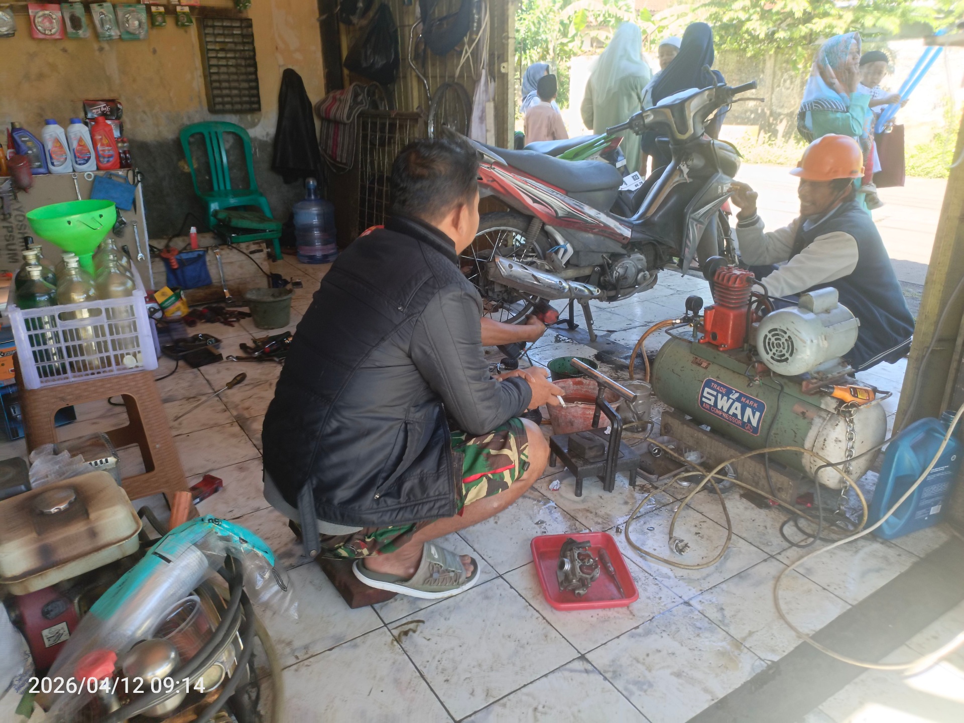Aktivitas servis motor di workshop 2ND Garage, lokasi yang sama dengan 2ND Fuel