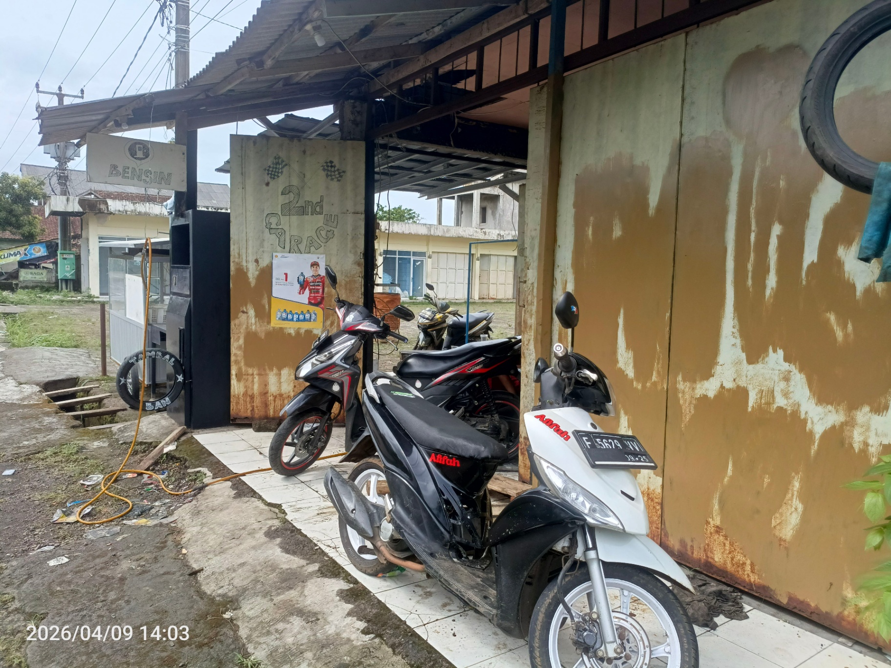 Area depan 2ND Garage dan jalur masuk kendaraan pelanggan di Cikancana
